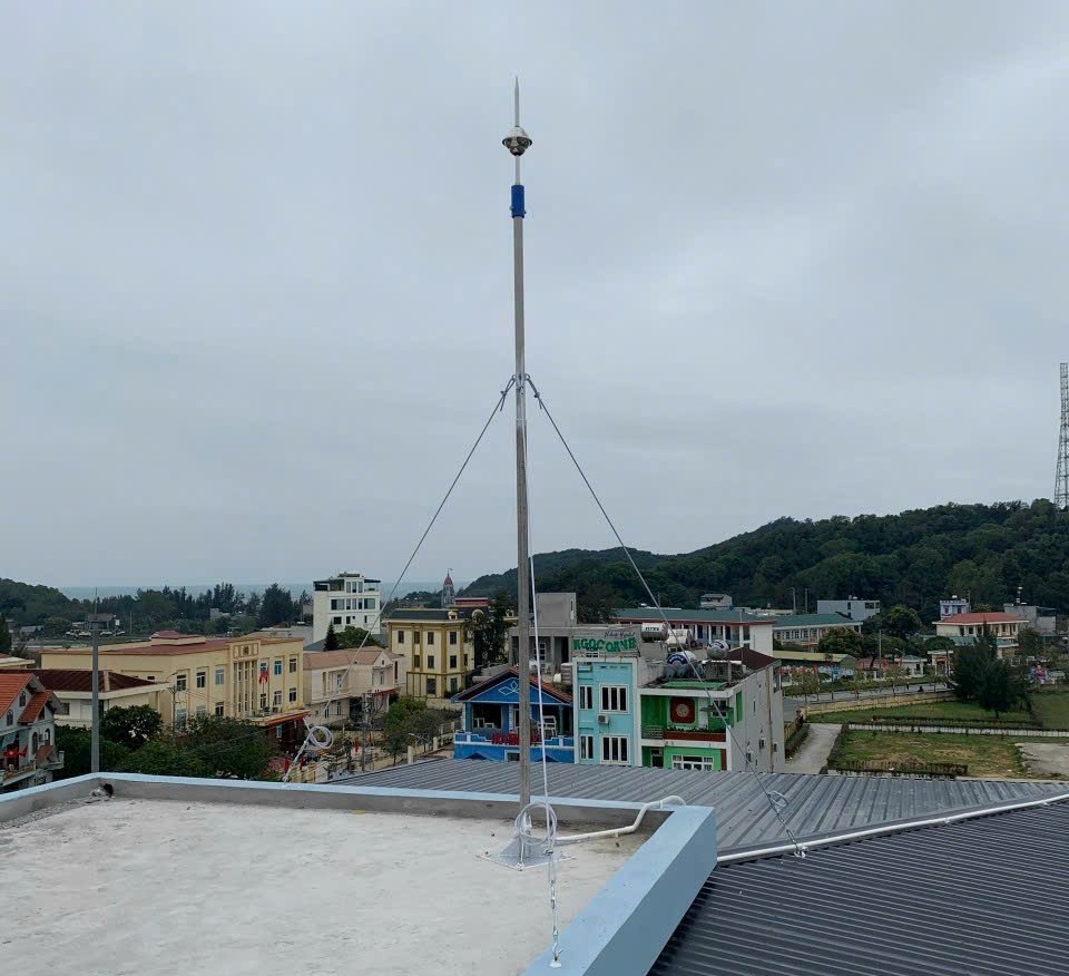 khoảng cách từ kim thu sét đến các thiết bị trên mái nhà