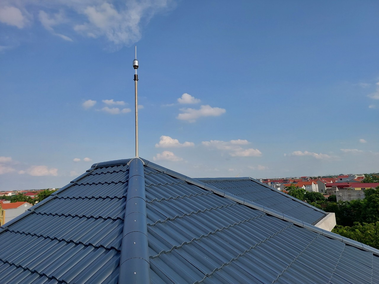 khoảng cách từ kim thu sét đến các thiết bị trên mái nhà